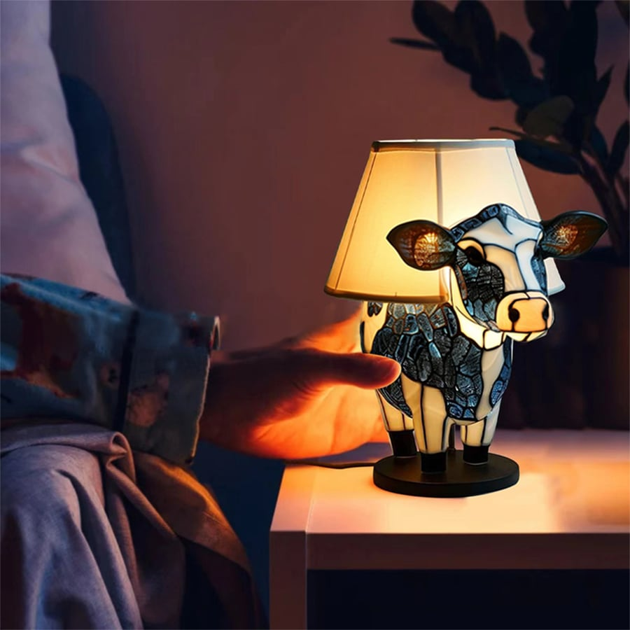 Håndlaget Highland-ku Bordlampe i Farget Glass – Unik Kunstnerisk Hjemmedekorasjon og Gave