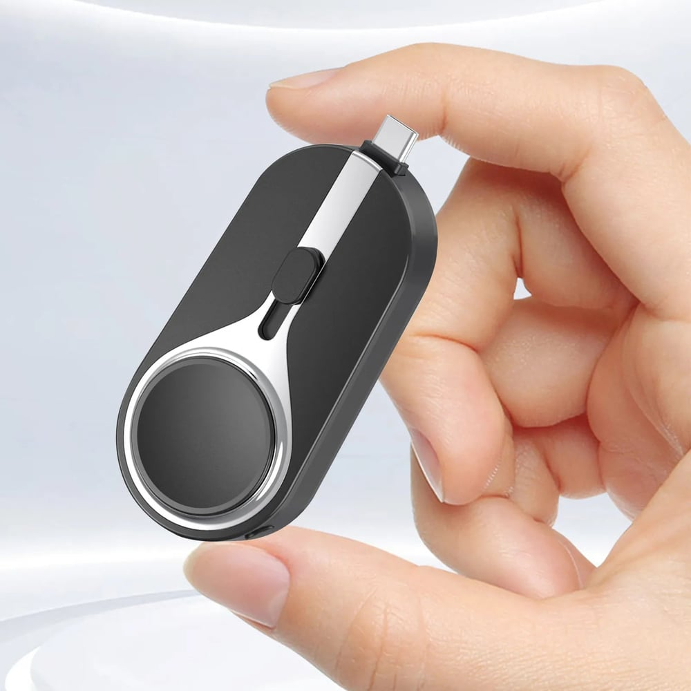 KeyPact Duo 2-i-1 Mini Powerbank med Klokkelader – 2000mAh, Type-C & Lightning, Robust med Karabinkrok
