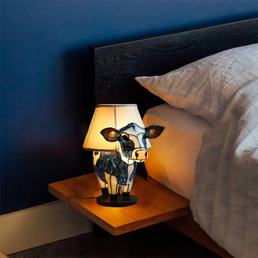 Håndlaget Highland-ku Bordlampe i Farget Glass – Unik Kunstnerisk Hjemmedekorasjon og Gave
